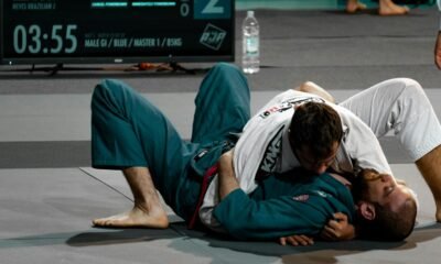 Atletas durante combate de jiu-jitsu