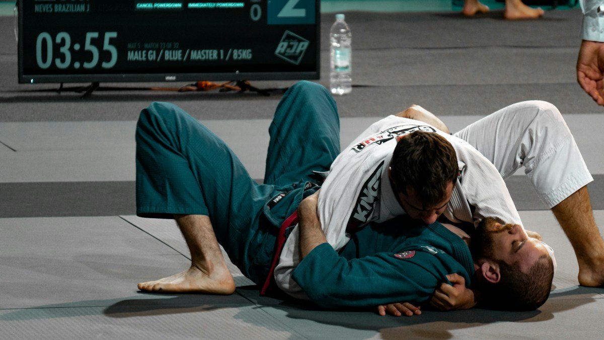 Atletas durante combate de jiu-jitsu