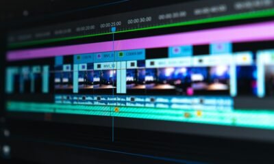 Tela de computador com linha do tempo de edição de vídeo