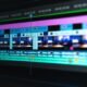 Tela de computador com linha do tempo de edição de vídeo