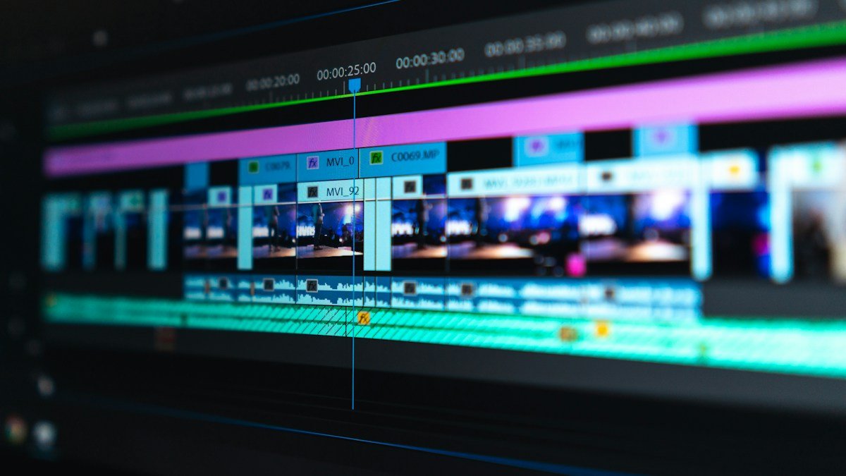 Tela de computador com linha do tempo de edição de vídeo