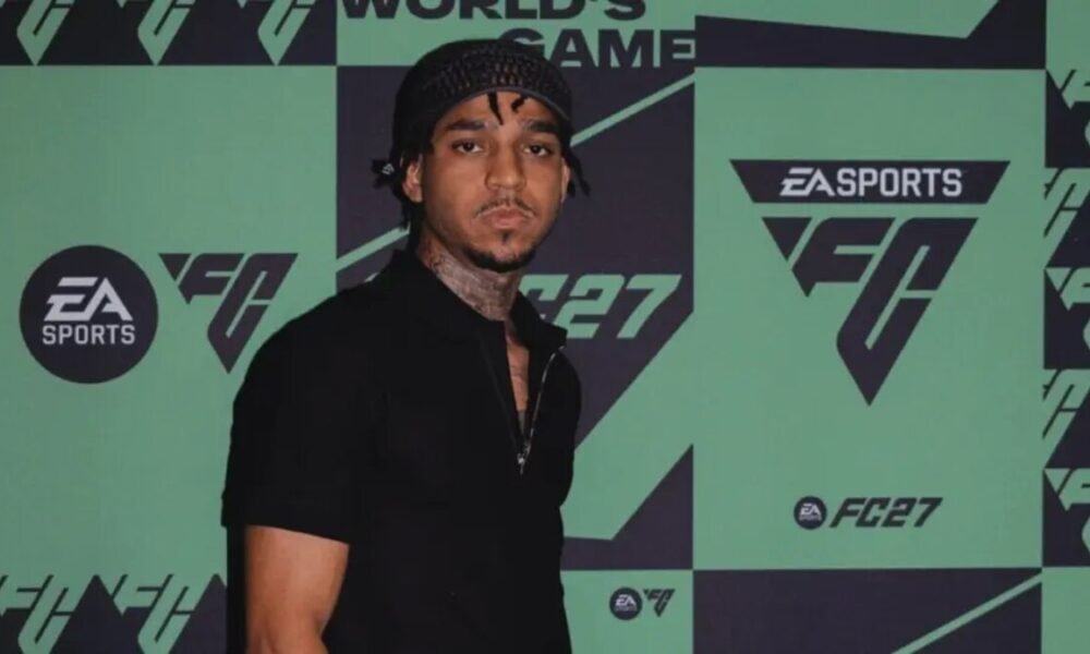 Kyan posa diante do painel do EA SPORTS FC 27 durante evento em Nova York