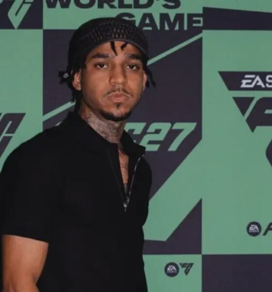 Kyan posa diante do painel do EA SPORTS FC 27 durante evento em Nova York