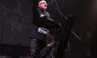 Mike Score, do A Flock of Seagulls, em foto de divulgação para o show no Brasil