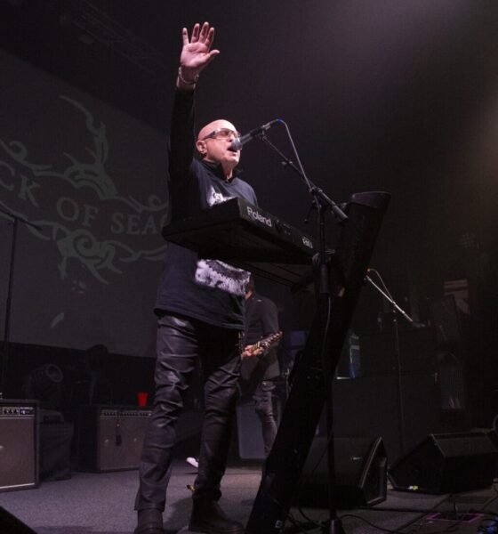 Mike Score, do A Flock of Seagulls, em foto de divulgação para o show no Brasil