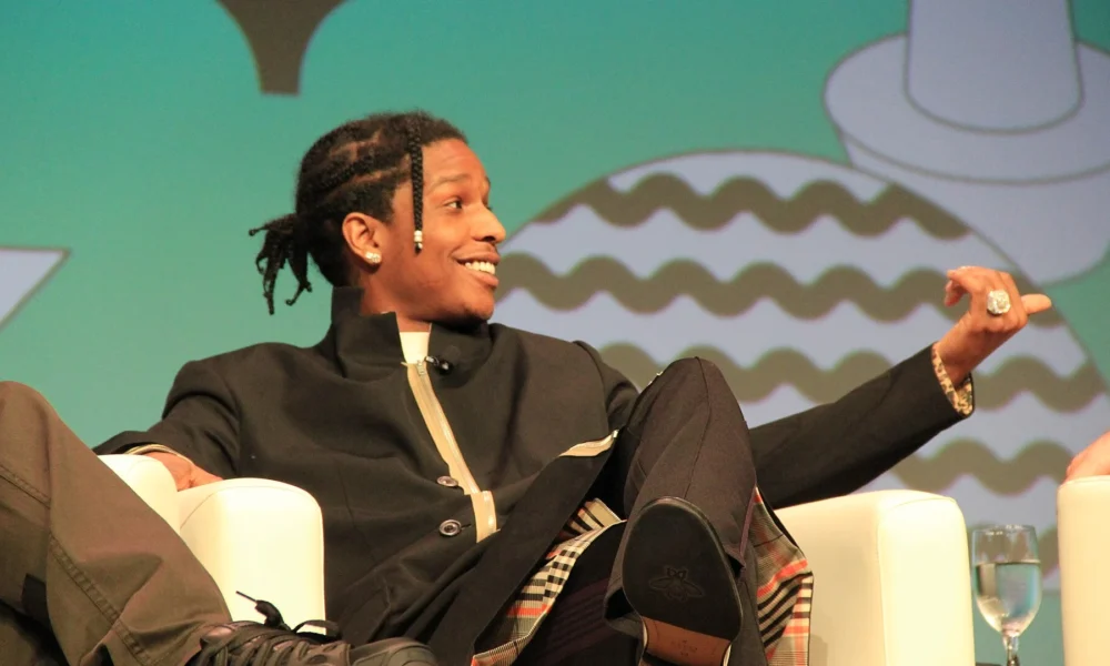 ASAP Rocky sorri e gesticula sentado em poltrona durante painel no festival SXSW