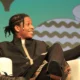 ASAP Rocky sorri e gesticula sentado em poltrona durante painel no festival SXSW