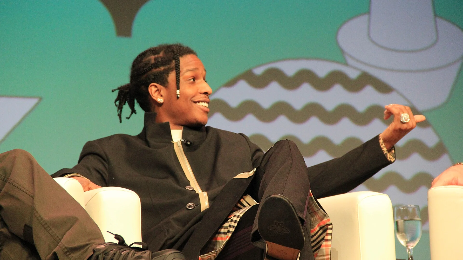 ASAP Rocky sorri e gesticula sentado em poltrona durante painel no festival SXSW