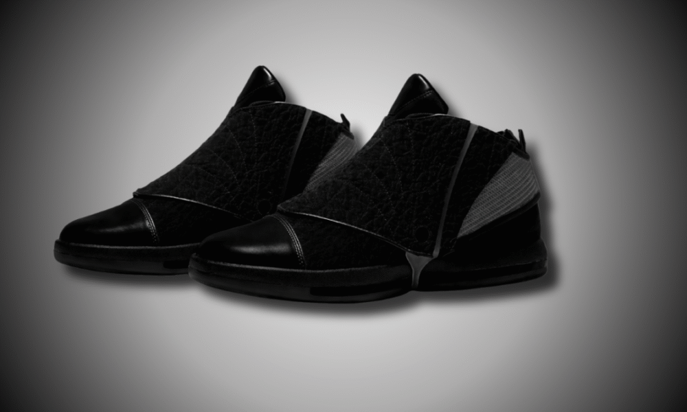 Air Jordan 16 Black Pack em imagem de produto da edição lançada em outubro de 2026