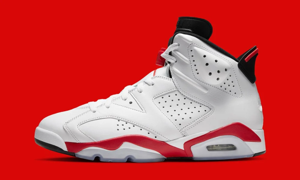 Tênis Air Jordan 6 Infrared branco com detalhes vermelhos e pretos sobre fundo vermelho