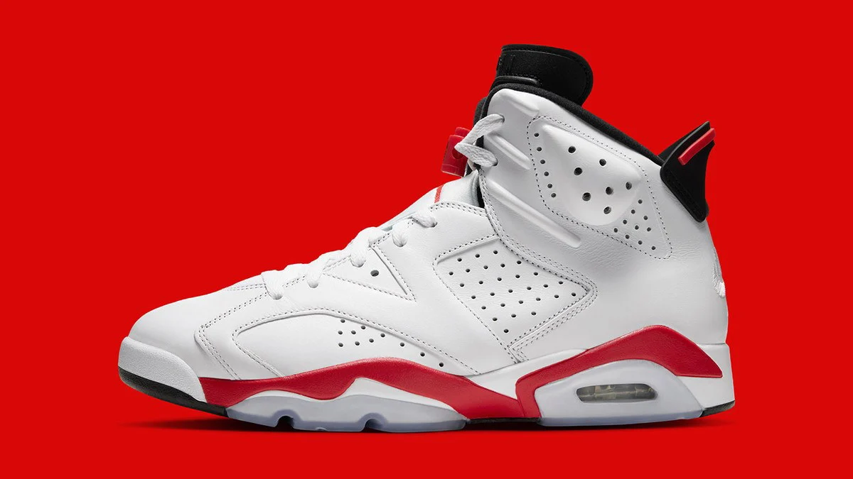 Tênis Air Jordan 6 Infrared branco com detalhes vermelhos e pretos sobre fundo vermelho
