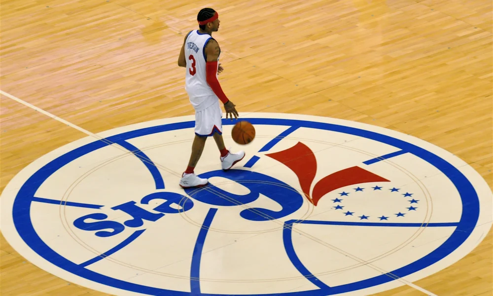 Allen Iverson conduz a bola com o uniforme do Philadelphia 76ers em 2009