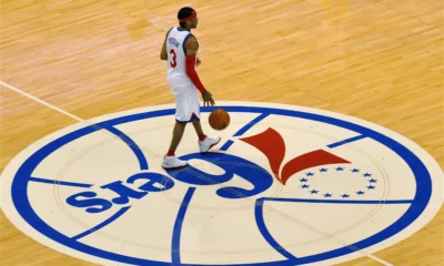 Allen Iverson conduz a bola com o uniforme do Philadelphia 76ers em 2009