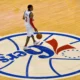 Allen Iverson conduz a bola com o uniforme do Philadelphia 76ers em 2009