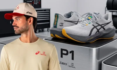 Modelo de boné e camiseta da coleção Asics Senna ao lado do tênis Novablast 6 em pódio com a marcação P1