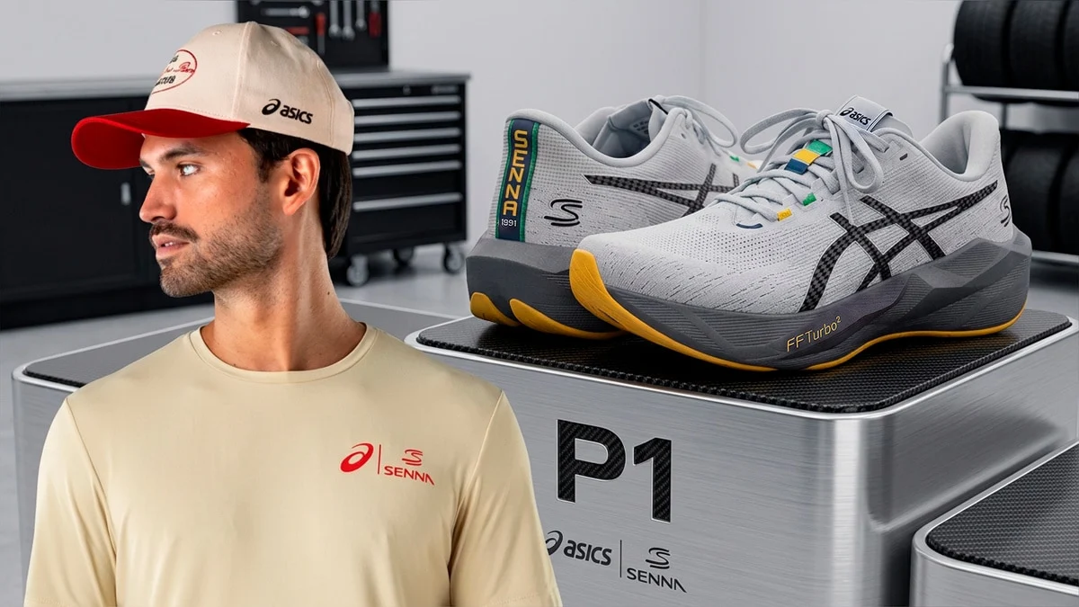 Modelo de boné e camiseta da coleção Asics Senna ao lado do tênis Novablast 6 em pódio com a marcação P1