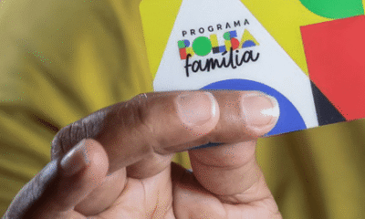 Cartão do Bolsa Família na mão de beneficiário