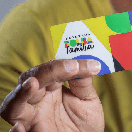 Cartão do Bolsa Família na mão de beneficiário