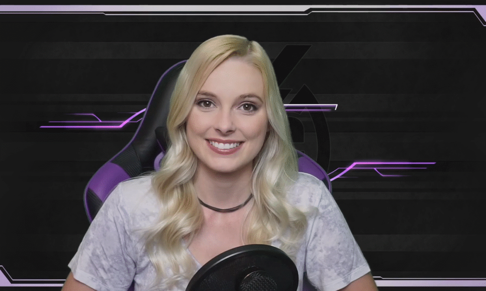 Briana White, atriz que interpreta Aerith na série Final Fantasy VII Remake, em gravação de 2022