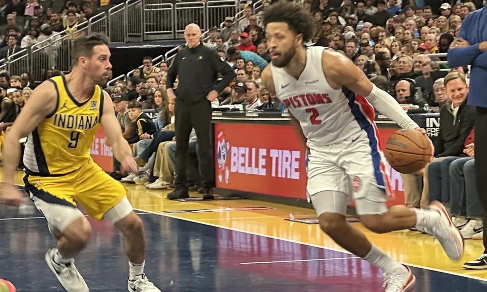 Cade Cunningham, do Detroit Pistons, conduz a bola em quadra