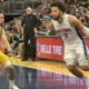 Cade Cunningham, do Detroit Pistons, conduz a bola em quadra