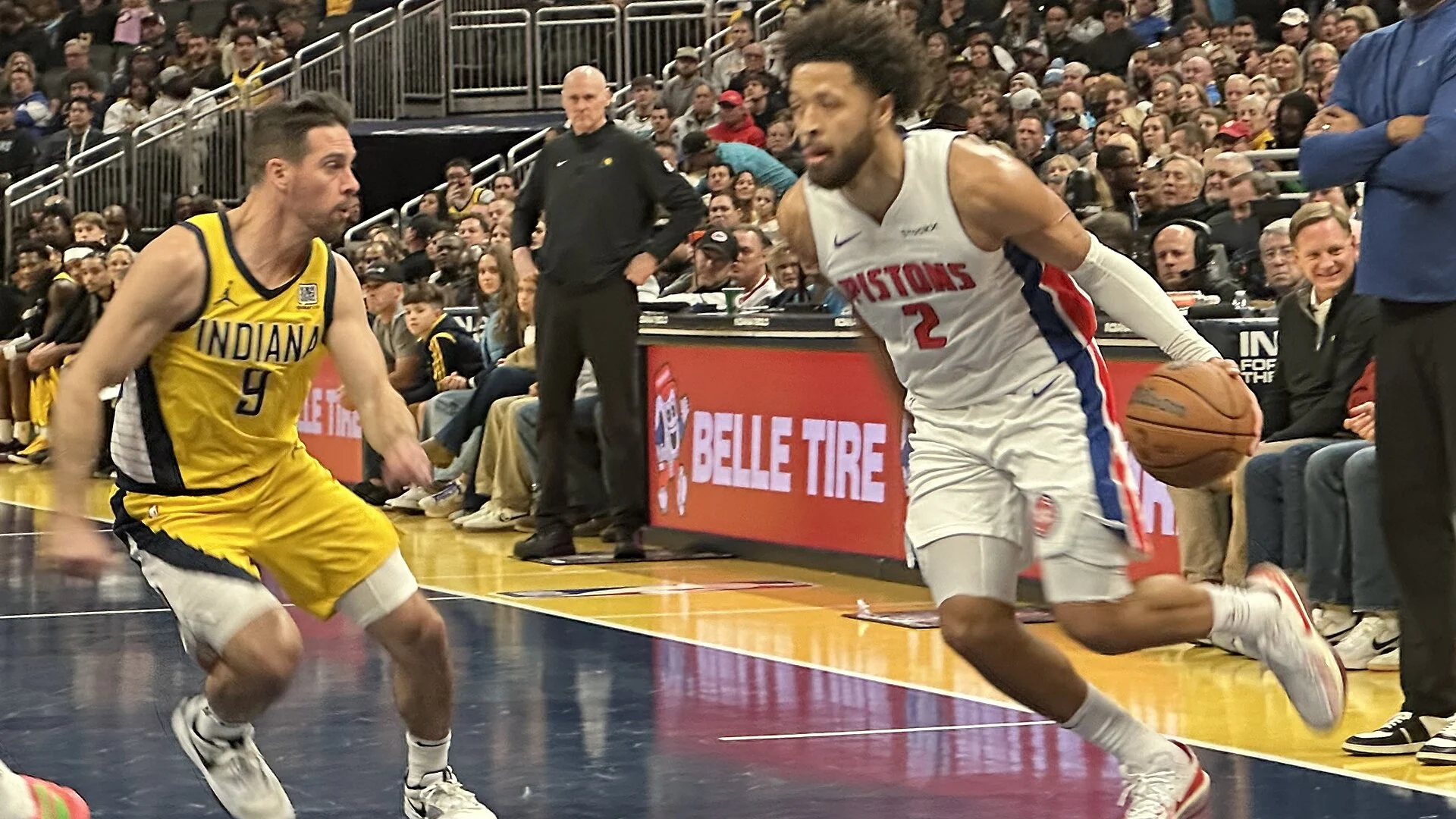 Cade Cunningham, do Detroit Pistons, conduz a bola em quadra