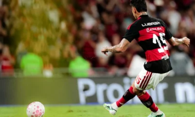 Carrascal, de camisa 15 do Flamengo, cobra o pênalti da vitória contra o Atlético-MG no Maracanã