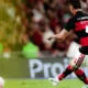Carrascal, de camisa 15 do Flamengo, cobra o pênalti da vitória contra o Atlético-MG no Maracanã