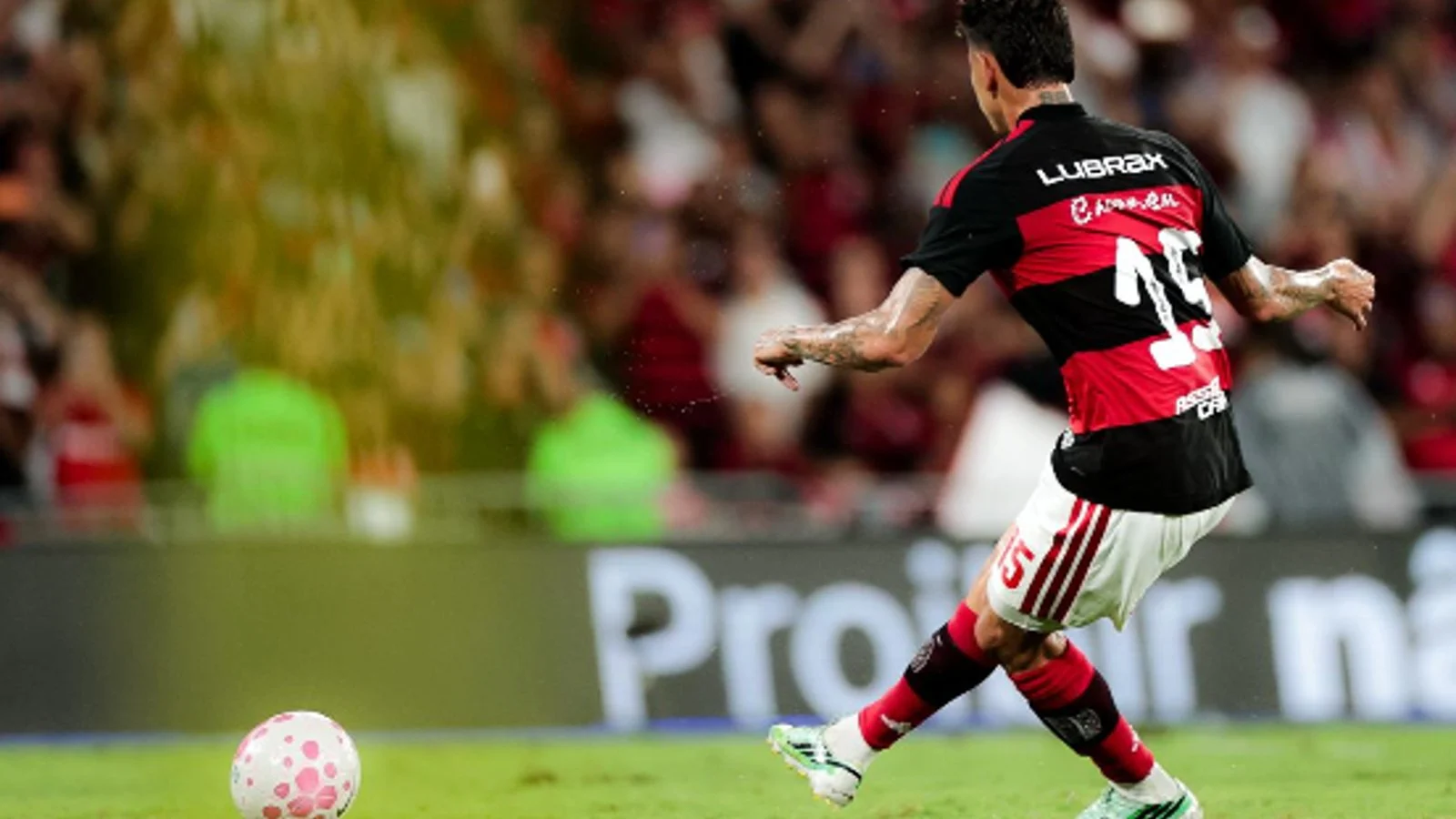 Carrascal, de camisa 15 do Flamengo, cobra o pênalti da vitória contra o Atlético-MG no Maracanã