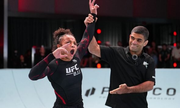 Cassia Moura comemora vitória no UFC BJJ