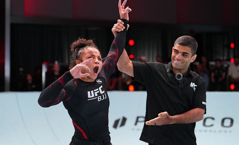 Cassia Moura comemora vitória no UFC BJJ