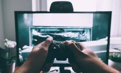 Mãos segurando controle de videogame, imagem ilustrativa