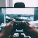 Mãos segurando controle de videogame, imagem ilustrativa