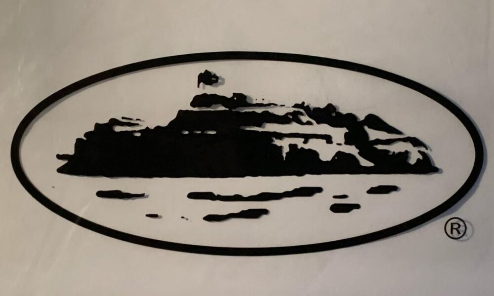 Drop de outubro da Corteiz: logotipo da marca em sacola fotografada em 2023, imagem de arquivo sem relação com as peças atuais.