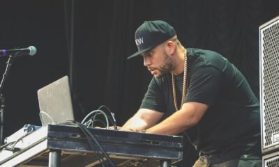 DJ Drama em apresentação ao vivo em 2016; imagem de arquivo que ilustra o papel do DJ na história das mixtapes de rap.