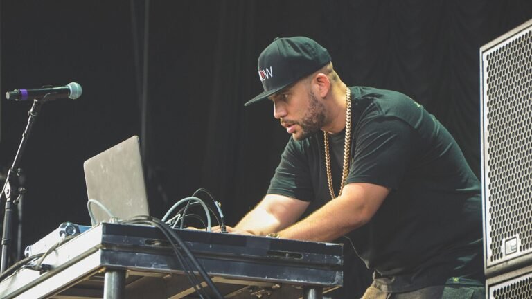 DJ Drama em apresentação ao vivo em 2016; imagem de arquivo que ilustra o papel do DJ na história das mixtapes de rap.