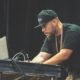 DJ Drama em apresentação ao vivo em 2016; imagem de arquivo que ilustra o papel do DJ na história das mixtapes de rap.