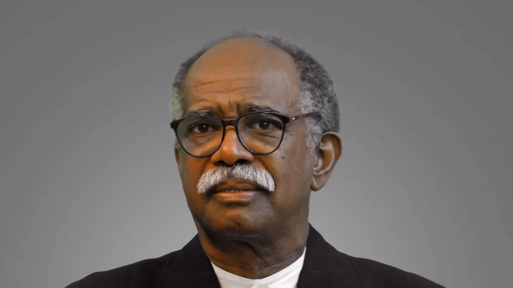 Dom Filó de óculos, bigode branco e terno escuro, em retrato de estúdio
