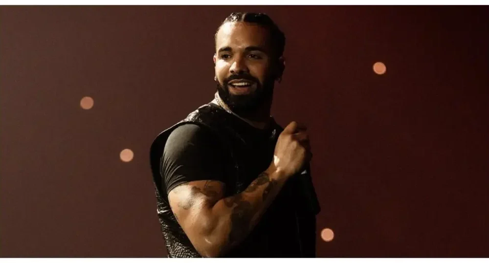 Drake durante a divulgacao de HABIBTI FOMO, edicao com quatro novas faixas
