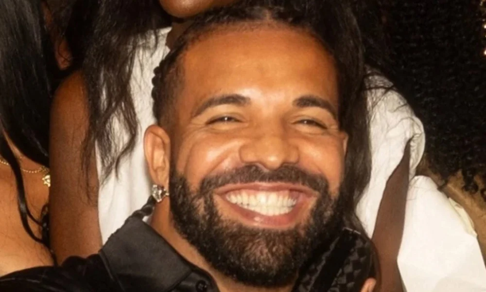 Drake sorrindo em foto recente publicada nas redes