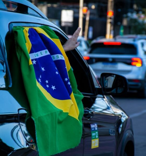 Bandeira do Brasil durante cobertura das Eleições 2026