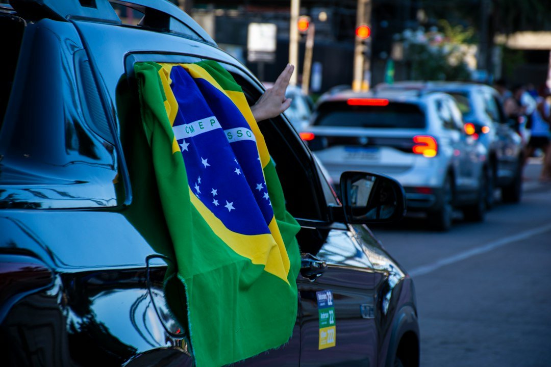 Bandeira do Brasil durante cobertura das Eleições 2026