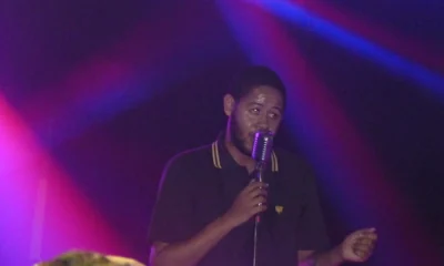 Emicida canta ao microfone sob luzes roxas no festival Sónar São Paulo em 2012