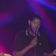 Emicida canta ao microfone sob luzes roxas no festival Sónar São Paulo em 2012