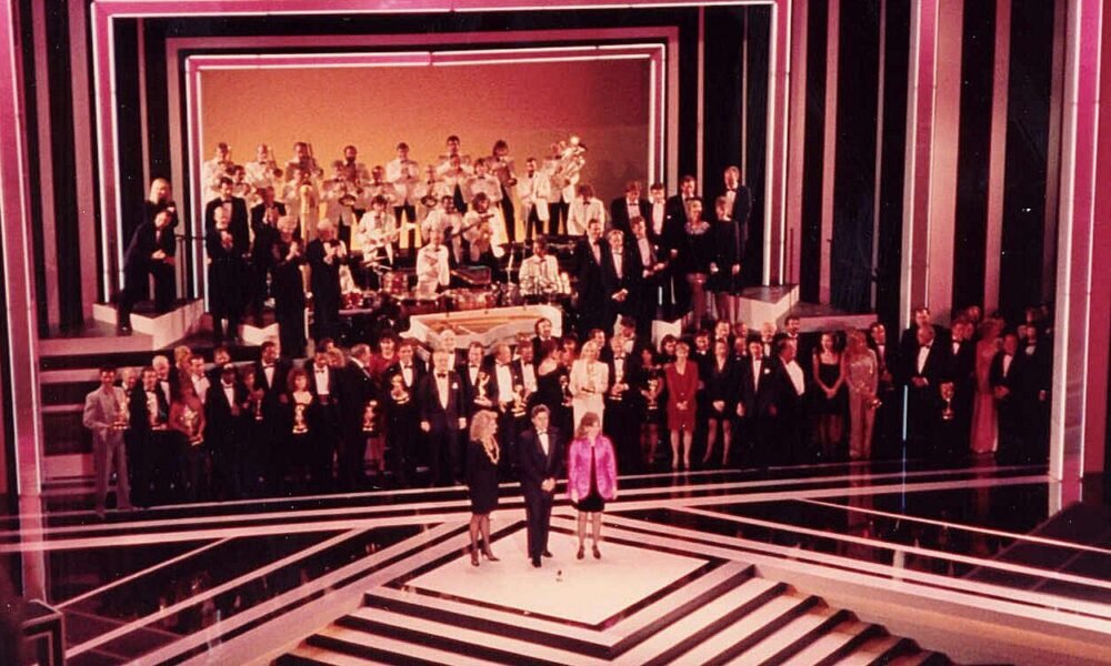 Vencedores do Emmy reunidos no palco da cerimônia de 1990, arquivo histórico