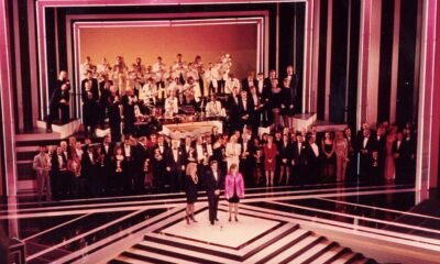 Vencedores do Emmy reunidos no palco da cerimônia de 1990, arquivo histórico
