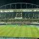 Vista interna do Estádio Nilton Santos, o Engenhão, à noite, com gramado e arquibancadas iluminados