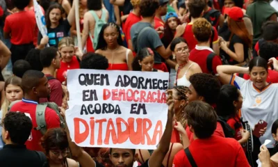 Estudantes em manifestação no Centro do Rio em apoio a Lula durante o segundo turno de 2026