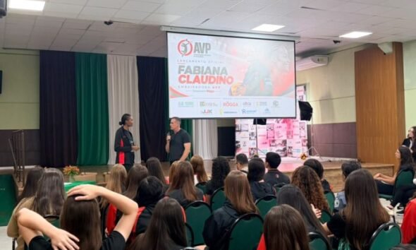 Fabiana Claudino na oficialização como embaixadora da Associação de Voleibol de Balneário Piçarras