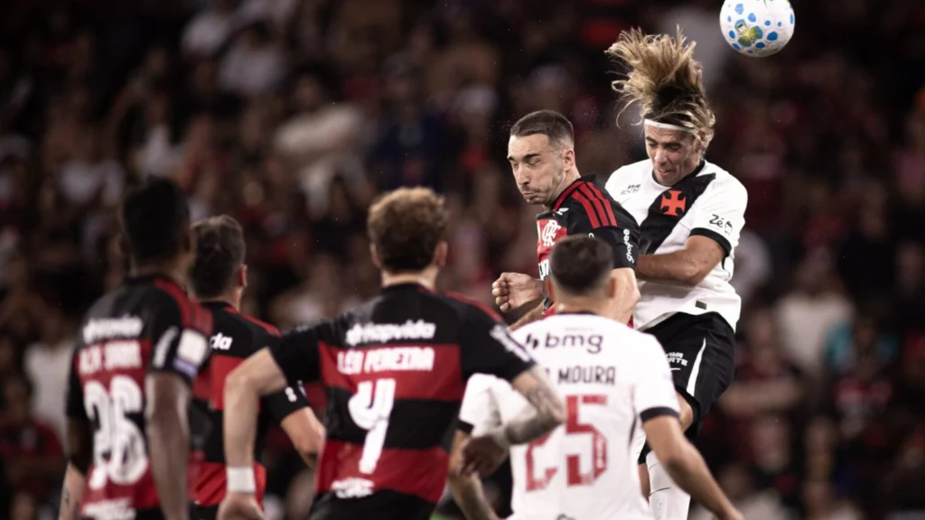Jogadores de Flamengo e Vasco disputam bola pelo alto em clássico pelo Brasileirão 2026